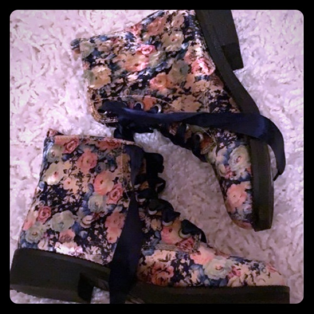 Flowered pattern boots